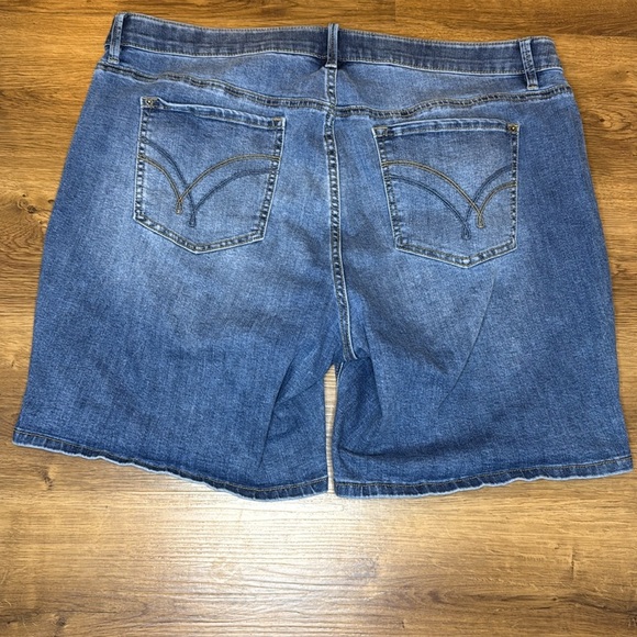 Lincoln Outfitters Reg Wash Stretch Women’s 22W Faded Denim Shorts 8.5” Inseam - Picture 2 of 6